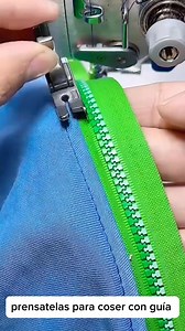 Mira lo fácil que es hacer pespunte en la maquina de coser usando este accesorio. #coser #costura | El mundo de la costura