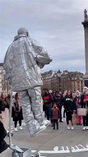 How floating Silverman statue works with illusions to entertain people. #livingstatue #performer