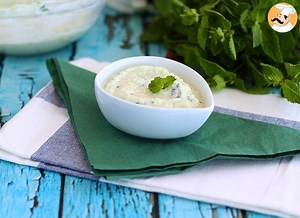 Tzatziki recipe: greek sauce with cucumber & yogurt
