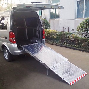 [Hot Item] Van Car Manual Folding Loading Ramp for Wheelchair Users