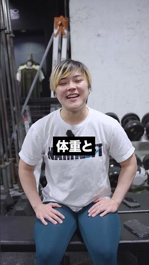 For beginners, what percentage of body weight should they lift in the snatch and clean?