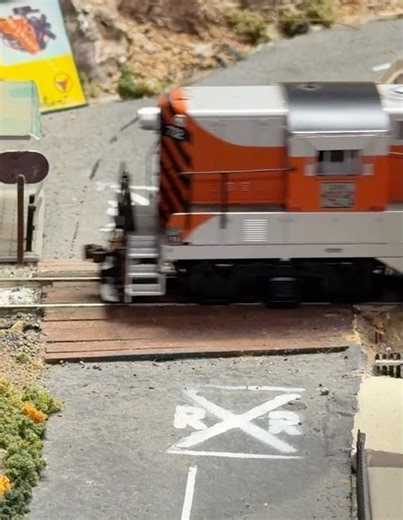 WO GP9 with a mixed freight