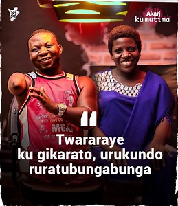 🥰 “Ni we yankunze vy’ukuri mu bo twakundanye bose”. Ico mwomenya ni uko Samia yatewe imitoma ikaze na Nipo Simple 😅 😊 Nibo batumire bacu uno musi. Badushingiye intahe y’urukundo rwabo : “Twaribereye kw’ikarato ivamwo amasabune, twararaye ubusa, twaragwaye”. 😍 Ariko urukundo rwagumye rurushiriza gukomera. Umuryango wakiriye gute umugambi wabo wo kubana ? Banatubwiye akabanga kabo muri runo rugendo 😌 #AkariKuMutima #UbuzimaBwAbubakanye | Yaga