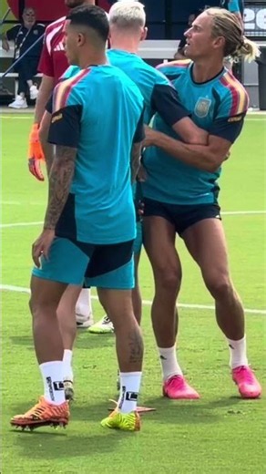 The OLMO-LLORENTE touch: they almost collided... and ended up hugging | WORLD CUP 2026