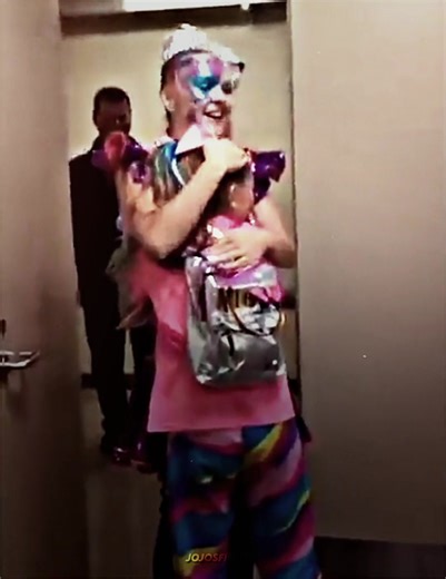 our connection is unlike any other ❤️ sometimes all you need is a @JoJo Siwa hug to feel okay 🫂 #jojosiwa #jessalynsiwa #jojo #siwa #siwanator #siwanators #fyp #viral #jojosiwaoffical #jojosiwauk #jojosiwaedit #fans #cojo #jojoandchris #joelle #joellesiwa