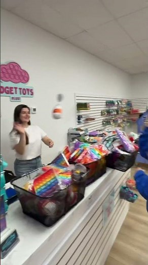 Girl tries to buy $6767 of toys from @MrsBench 😳