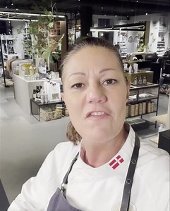 Skal du aftenhygge med mig kl. 19.30 så hop ind på linket her; LIVE SHOPPING | Mette Blomsterberg Jeg vil vise jer min nye, lækre ismaskine og du får opskriften på min dejlige kokosis😉 Jeg kan røbe, at jeg laver en mega lækker konkurrence til alle jer der deltager. Hvad tror I mon man kan VINDE? Live-eventet varer cirka 45 minutter & der er gode priser på mit bagegrej😜😘🌸 | Mette Blomsterberg