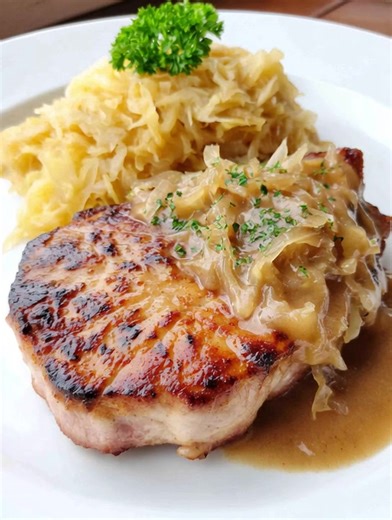 Ein Klassiker, der glücklich macht! 🤤🍖 Omas Kasseler mit Sauerkraut ist einfach Seelenfutter pur! Saftiges Kasseler, umhüllt von einer cremigen Zwiebelsauce, dazu zartes Sauerkraut – so schmeckt Heimat. Die genaue Schritt-für-Schritt-Anleitung dazu findet ihr im ersten Kommentar 👇 Wer würde das jetzt auch gerne probieren? #OmasKasseler #Hausmannskost #DeutschesEssen #Sauerkraut #Rezept | Hausgemacht & Herzhaft