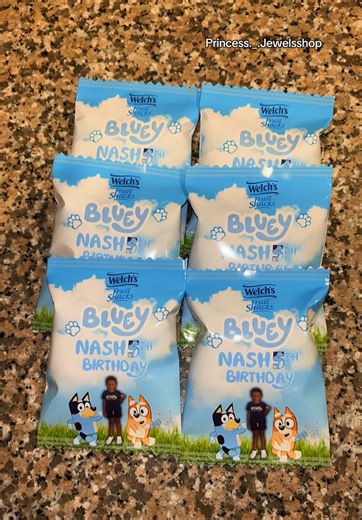 How cutesy are the custom fruit snacks party favors #fruitsnacks #customfruitsnacks #custompartyfavors #partyfavors #birthdaypartyfavors