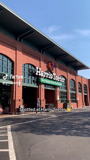 Have you tried our delicious McIntosh apples? One of the most classic and versatile apples. Apple lovers have been enjoying since 1811 when John McIntosh discovered the first seedling, and we’ve been chomping on them ever since. Fun fact: the McIntosh apple is one of the official apples of the NYC Marathon! 🗽🍎 Find them at your local Harris Teeter or get them shipped directly to your door at yesapples.com!