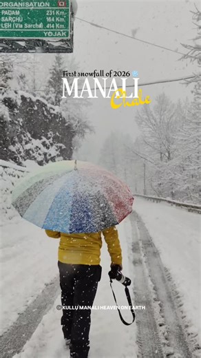 1st snowfall of 2026 ❄️ 📍Manali, Himachal 🇮🇳 #kullumanaliheavenonearth | Kullu Manali Heaven On Earth