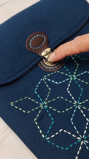 Me gusta explicar historias y reflexionar sobre el patchwork y la vida. Me podéis decir qué pensáis al respecto... ¿Me dedico a coser y a callar? ¿Me dedico a coser y a reflexionar? ¿Me dedico a coser y a meditar? Siempre hemos utilizado el #patchworkterapia, pero ahora también utilizamos el #sashikoterapia. ¿Os gusta este nuevo proyecto? #kitstomatwins #kitsdepachwork #sashiko #patchworkespaña | Tomatwins