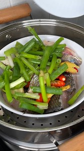 Jarang yang Masak Ikan Kaya Gini, Padahal Enak Banget Loh ! Resep Steam Ikan Nila : 2 SDM Saos Tiram 1 SDT Garam ½ SDT Lada Bubuk 4 Ruas Jahe 10 Cabe Rawit 2 Batang Bawang Daun #steamikan #ikannila | Nur Kitchen
