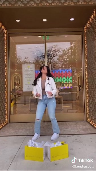 not me asking the kendra scott stylists for extra bags so i can do the #ShineInKendraScott dance... 👀