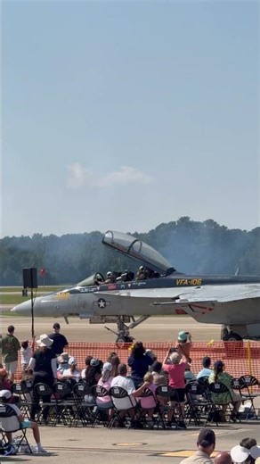 “US Navy F/A-18 Pilot Greets the Crowd — Epic Airshow Moment!”