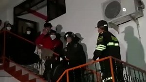 #Último #Urgente POBLADORES DE YAPACANI LINCHAN A VIOLADOR E IMPIDEN SU TRASLADO A LA CÁRCEL De ésta manera pobladores de Yapacani en Santa Cruz ingresaron al juzgado donde permanecía un joven de 23 años acusado de violar a un menor de 10 años, el acusado debía ser llevado al penal de palmasola pero la población lo retuvo y empezaron a golpearlo, incluso policías salieron afectados; finalmente lo llevaron a la plaza principal de esa población. El presunto violador es acusado de participar en una