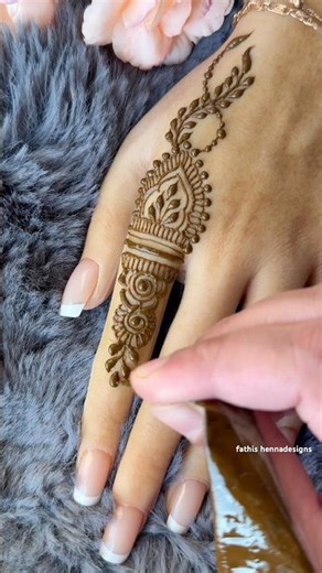 Simple MehendiDesign #hennaart #simplemehndi #easymehndi #mehndidesign #henna #backhandmehndidesign