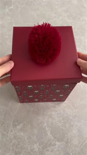 Cute Gift Ideas💗✨ on Instagram: "Exploding gift box 🎁💥🍫 #christmasdecor #decoration #christmasdecoration #viral #giftideas #reels #bouquets #chrismas #giftidea #xmasgiftideas #xmasgift #foryoupage #tutorial #diycrafts #boyfriend #fyp #giftwrapping #giftwrap #trending #viral #reels"