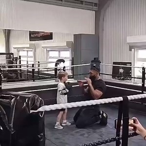 101K views · 8.1K reactions | Anthony Joshua may be knee-deep in preparing for his undisputed clash with Tyson Fury but he took time out of his prep to teach the next generation. | Mirror Fighting | Facebook