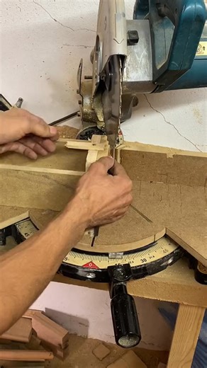 Making a pyramid box with easy steps on the disc saw Herstellung einer Pyramidenbox mit einfachen S-001 #DIYProjects #DIYIdeas #DIYHomeDecor | Sophie B. Ellis