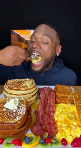 Minecraft + Breakfast Mukbang ASMR 🍞🎮
