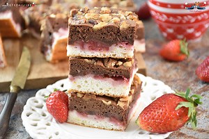 5.4K views · 38 reactions | Prajitura din albusuri cu cacao, nuca si fructe este perfecta, mai ales in zilele de dupa sarbatori, cand stiu eu sigur ca o sa aveti multe albusuri puse deoparte :)). Faci cozonac, maioneza sau o crema cu galbenusuri, deja ai aproape tot ce-ti trebuie pentru o prajitura cu albusuri. RETETA VIDEO ⏯ https://youtu.be/wxvNwOL7NXU RETETA SCRISA ▶ https://bit.ly/3xZqCLr | Reteta-Video | Facebook