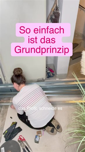 Ein Ständerwerk sieht komplizierter aus, als es eigentlich ist. UW-Profile unten und oben. CW-Profile senkrecht dazwischen. Hier trenne ich nur ein Lager für mich ab. Also weder ein Türrahmen einbauen, noch ein Stromkabel verlegen. Es ist kein Hexenwerk, nur sauberes Arbeiten. Was spricht also dagegen es selber zu machen?