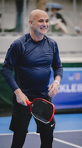 Le pickleball vu par André Agassi 💙 Le vainqueur 1999 partage sa passion pour le pickleball. Envie d’essayer ? Venez tester pendant Roland-Garros ! #rolandgarros | FFT - Fédération Française de Tennis