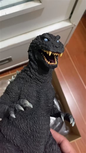 Erljira0817 on Instagram: "Unboxing the @shounen_ric_xp @xplusnorthamerica X-Plus Godzilla 2001 GMK by Yuji Sakai to end 2025 #ゴジラ #godzillagmk2001 #xplusgodzilla #yujisakai"