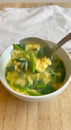 Spinach Egg Drop Soup Recipe Ingredients: - 8 oz spinach, chopped - 4 cups chicken broth - 2 slices ginger - 2 tablespoons cornstarch mixed with water - 1/8 teaspoon white pepper - 1/4 teaspoon salt - 3 eggs, beaten - 1 teaspoon sesame oil - 1 green onion, sliced Directions: 1. Bring a pot of water to a boil, blanch the chopped spinach briefly, then drain and set aside. 2. In a separate pot, bring the chicken broth and ginger slices to a gentle boil. 3. Add the cornstarch slurry to the broth, st