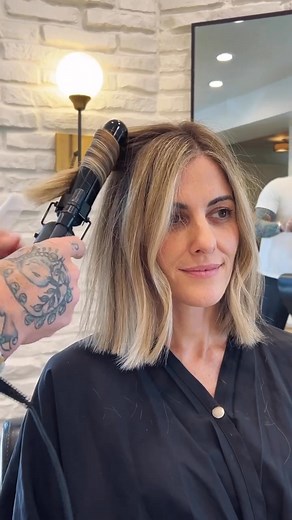 Uptown LOB 👌🏻 When hairstyle meets lifestyle • short enough to be chic, long enough to pull back • subtle texture just for some shape and movement • soft wave just to make it move 🤌🏻 Pro tip 💡anything lob and longer always gets cut dry. It takes out any guesswork of line and angle. Also cutting dry hair allows me to achieve the softness and texture that I’m looking for. Shears do matter when dry cutting so my go-to is a 6” Paragon 2 from @arcscissors • The Paragon is made from the most dura