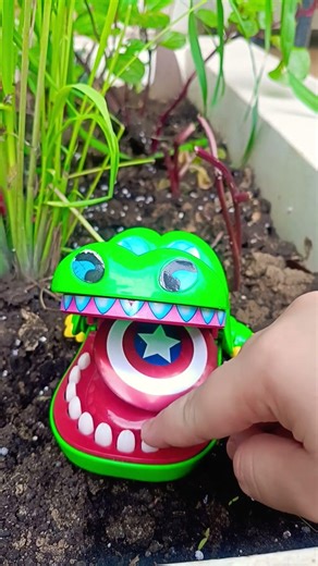 Crocodile Eat the Shield of captain america #shortsfeed #alltoys #captainamerica #crocodile