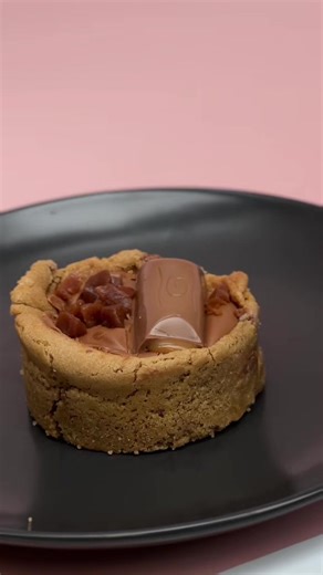 Should the galaxy caramel deep dish come back? 🤷🏻‍♀️ #soscookies #cookiesoftiktok #foodtok #satisfying #cookiepull
