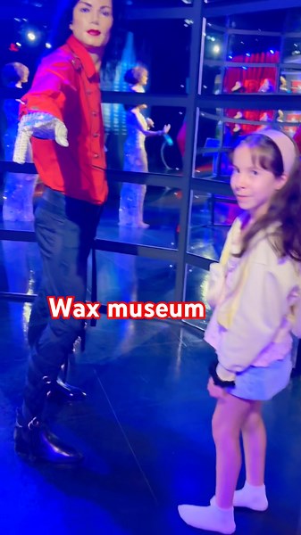 Pasito lunar con el Rey del pop #viral #michaeljackson #waxmuseum #moonwalk