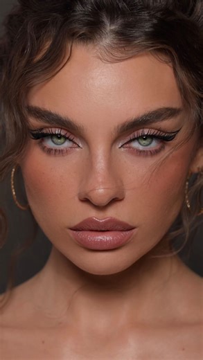 Shari Kramer | Makeup Artist on Instagram: "anzeige| Precise Lines 🖋️ Loved creating this fun liner using the *new* @nablacosmetics Dream Duo for Eyes: the True Signature Eyeliner and Beyond Bold Mascara in Black Ink. And the *new* Dream Duo for Lips: NABLA x @mrdanielmakeup Iconic Lip Liner in Muse + Beyond Jelly Lipstick in Muse 🤍 model @giulianaxx #NABLA #NABLACosmetics"