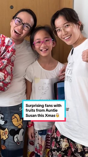 merry xmas everyone!!🎄🎄🎁 dressed up as auntie suSANTA last week and surprised some internet friends who won a special Christmas giveaway of mine! here are some moments of how the day (and my table) unfolded…👀 ps. mad love to to the hundreds of you who took part in the giveaway i wish i could’ve cloned myself and visited every single one of you !!! 💕 #christmas2023