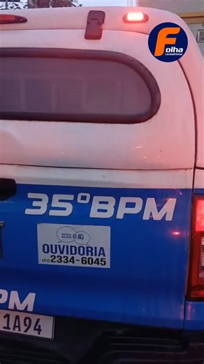SEPM – 4° CPA – 35° BPM – AIB-35 Na madrugada desta segunda-feira (08/12), policiais do 35º BPM, atuando pelo setor RP Sede da 2ª CIA, realizaram uma ação decisiva no combate ao tráfico ilícito de drogas no bairro Vila Cortes, em Tanguá. Durante patrulhamento, a equipe teve a atenção voltada para um veículo HB20 azul, cujo motorista demonstrou nervosismo ao avistar a guarnição. Ao receber ordem de parada, o condutor tentou fugir em alta velocidade, sendo acompanhado pelos policiais. Após algumas