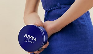 La crema Nivea de lata azul a examen: ¿qué opinan realmente los dermatólogos sobre su efecto en la piel?