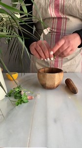 CALAMAR A LA PLANCHA: el otro día me pidieron algunos trucos para conseguir un calamar a la plancha perfecto. Así que en este reel podéis ver cómo hacerle unos cortes previos para evitar que se deforme durante su cocinado. Dependerá de su tamaño para el tiempo de plancha, pero calculad sobre 3 o 4 minutos por cada lado. En el aliño le hemos puesto ajo, perejil, aceite de oliva virgen extra y un poquito de limón. Feliz sábado!!! #reel #atrapadaenmicocina #calamarplancha #asídefácil #recetasfácile