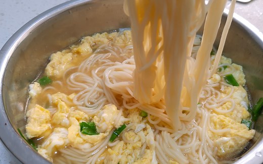 教你鸡蛋面的家常做法，两分钟就学会，简单快速，一大碗不够吃