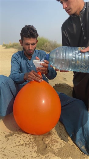 Saving water in a balloon in the desert#survival #camping #experiment #lifehacks #shorts