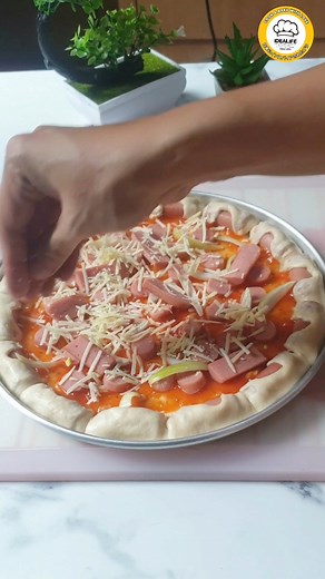 2.4M views · 12K reactions | Simple ekonomis dan enak banget... Pizza nya Gemoooyyyy... Request si kecil Ini resep Pizza Ekonomis ya... Bahannya: 250 gr tepung terigu protein tinggi 2 sdm gula pasir 1 sdt ragi instant +-160ml air es 1/2setengah sdt garam 2 sdm margarin Topping: Sosis Bawang bombay Keju cheddar Keju mozzarela Oregano Cara membuatnya bisa simak tips nya di vidio ya.. | Wilda mom's Channel fanspage | Facebook