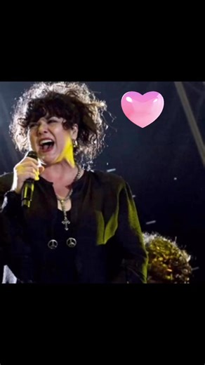 Ann in action. #Heartmongers #AnnWilson #NancyWilson #Heart #rock #concert #music #musicphoto #livemusic #instamusic #concertphotography #stagephoto #livemusicphoto #concertphotos #tripsitter | The HEART Gallery