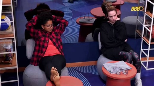 Pra quem não lembra, foi bem aqui que a Ana Paula arrumou briga com a casa inteira por não terem defendido a Milena nesse episódio de r4cismo que ela sofreu. Ana Paula perdeu aliados e um grupo inteiro que estava se formando, mas preferiu continuar defendo o que é certo. #BBB26