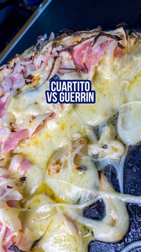 🍕¿PARA VOS CUAL ES MEJOR? GÜERRIN O EL CUARTITO 🔥 🍕Ambas son propuestas históricas, y una tiene puntos más fuertes que otra y viceversa. Pero solo nos queda debatir y ver cuál es la favorita del público. 🍕 @cuartito_paginaoficial es el hogar de la mejor fugazzetta con jamón que probé, un lugar a donde me llevaba mi tío de chico y donde también comía siempre empanadas. Es más chico que guerrin, y tiene lugar para menos comensales, pero el nivel de su fugazzetta es superlativo. Me gusta que el