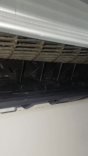 Antes y después de la limpieza del evaporador de un minisplit LG Cliente comentaba que no sentía tanto el frio, despues de la limpieza el flujo de aire fue constante. | ADS Climas