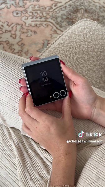 Discover Outfit Inspiration with Samsung Galaxy Fold6