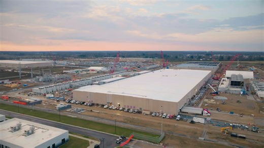 11K views · 264 reactions | Go behind the scenes of a Google Cloud data center to learn more about the inner workings of our AI Hypercomputer, a supercomputing architecture that boosts efficiency and productivity for #AI training, tuning, and serving workloads → https://goo.gle/4epxJxa | Google Cloud | Facebook