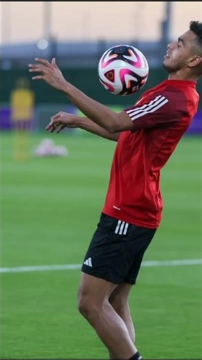 افضل فريق هو النادي الاهلي ما كانتش النادي الاهلي باي حد يابا النادي الاهلي يا ابني ما حدش مش اي حد