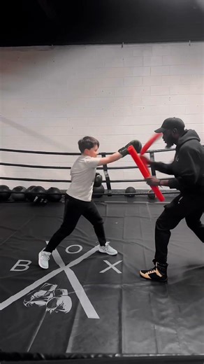L-Step is so pivotal when it comes to footwork in boxing . #boxingtraining #boxingclasses